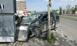 Malatya’da Facianın Eşiğinden Dönüldü: Hafif Ticari Araç Akaryakıt İstasyonuna Daldı!