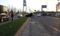 Malatya’da Otomobil Refüje Çarpıp Ters Döndü