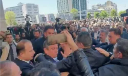 Özgür Özel'e AKM Çıkışında Yumruklu Saldırı Gerçekleşti!