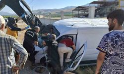 Akçadağ’da Freni Boşalan Araç Direğe Çarptı
