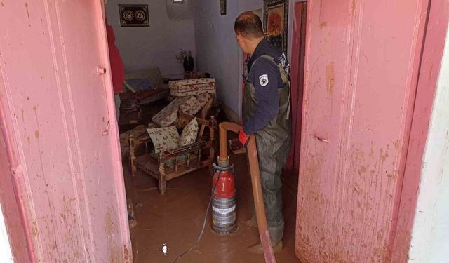Darende'de Sağanak ve Dolu Hayatı Felç Etti: Evler Su Altında Kaldı