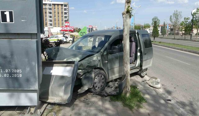 Malatya’da Facianın Eşiğinden Dönüldü: Hafif Ticari Araç Akaryakıt İstasyonuna Daldı!