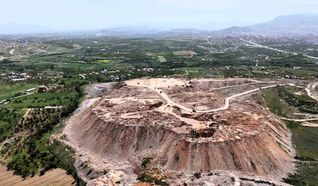 Malatya’da Deprem Tepeleri Yükseliyor: Acının Sessiz Tanıkları