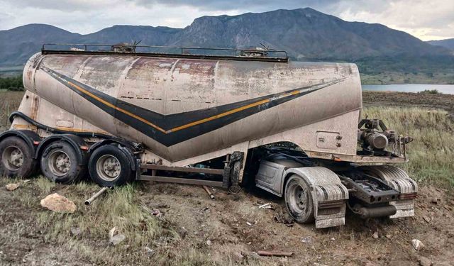 Doğanşehir’de Tanker Yoldan Çıkarak Tarlaya Devrildi