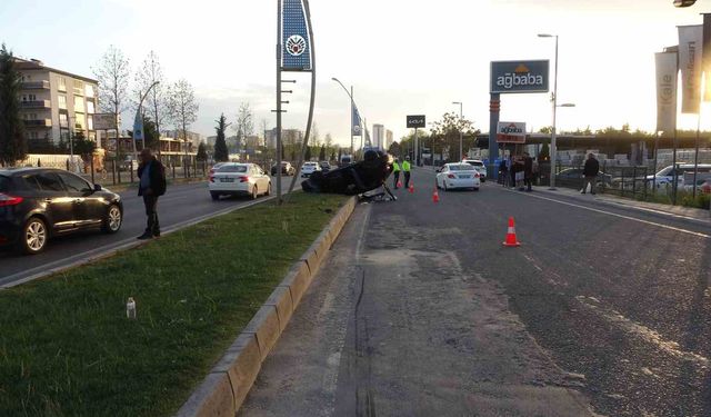Malatya’da Otomobil Refüje Çarpıp Ters Döndü
