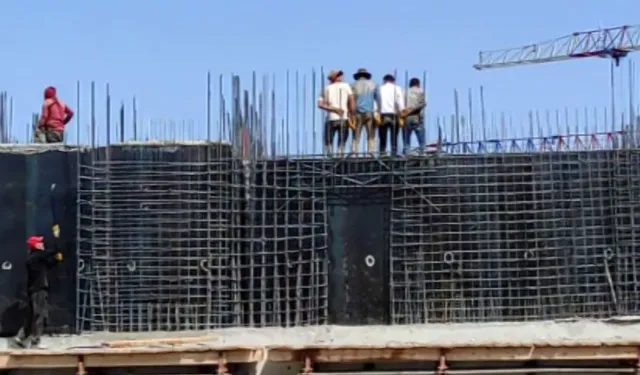 Malatya'da İnşaat İşçilerinin Halay Molası Tebessüm Ettirdi