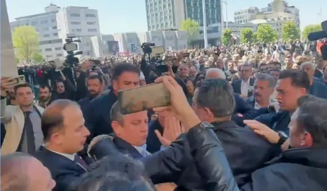 Özgür Özel'e AKM Çıkışında Yumruklu Saldırı Gerçekleşti!