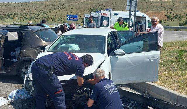 Akçadağ’da Kavşakta Korkutan Kaza! Yaralılar Var