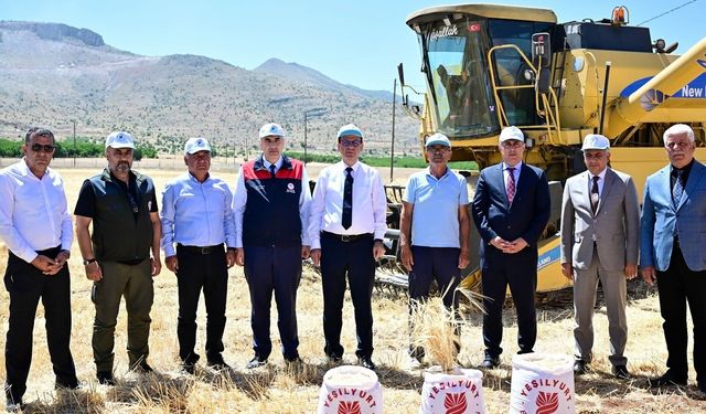 Yeşilyurt Belediyesi’nden Çiftçilere Arpa Desteği
