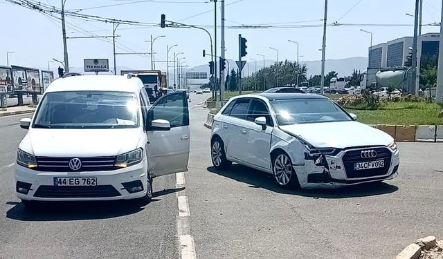 Malatya Elazığ Yolunda İki Otomobil Çarpıştı!