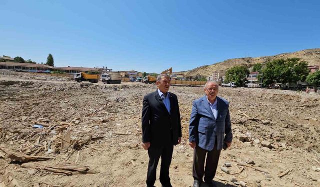 Darende’de Yeni Çarşı Projesi İçin İlk Kazma Vuruldu