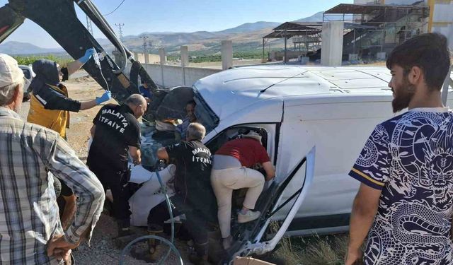Akçadağ’da Freni Boşalan Araç Direğe Çarptı
