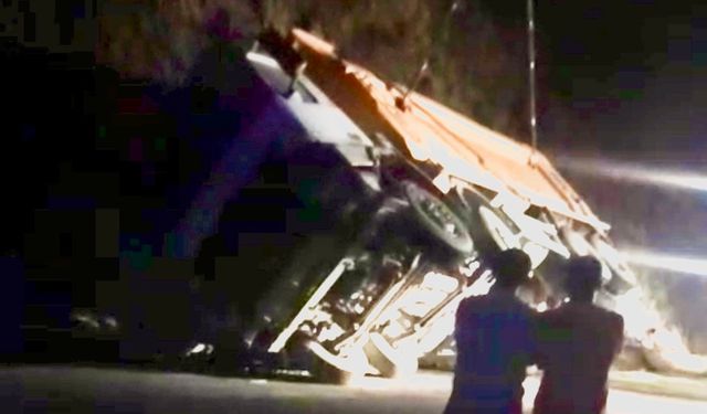 Malatya'da Belediye Kamyonu Devrildi, Sürücü Yaralandı