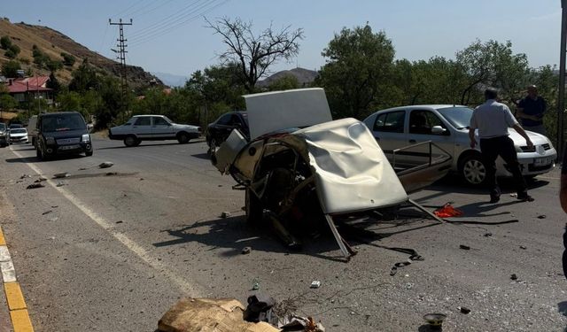 Arapgir'de Otomobil Direğe Çarptı, Araç İkiye Bölündü