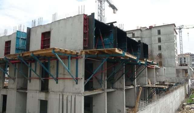 Malatya’da Kalıp Ustası Merdivenden Düşerek Yaralandı