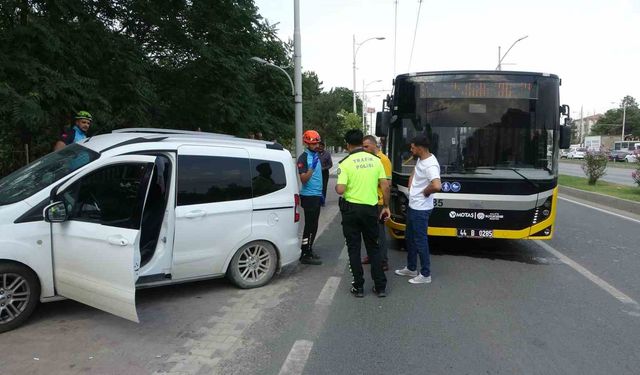 Malatya’da Otobüs ile Ticari Araç Çarpıştı
