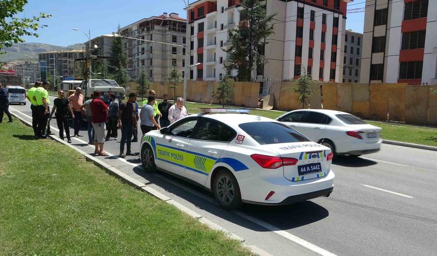 Malatya'da Kamyon ile Otomobil Çarpıştı
