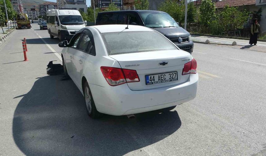Malatya’da Duvara Çarpan Otomobil Alev Aldı!
