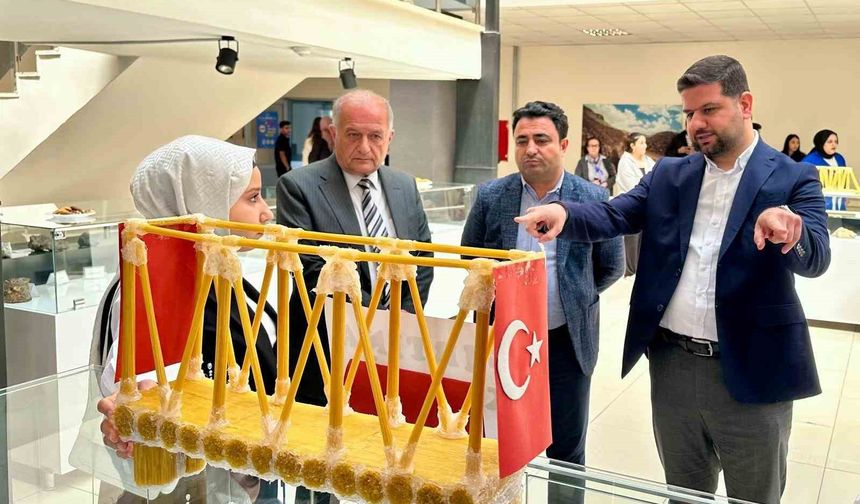 Malatya Turgut Özal Üniversitesi’nde Çubuk Makarna Köprü Yarışması Heyecanı