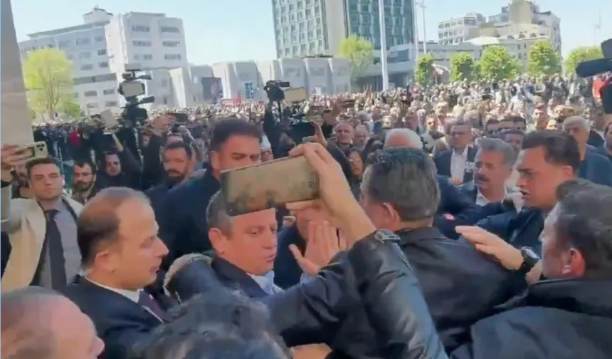 Özgür Özel'e AKM Çıkışında Yumruklu Saldırı Gerçekleşti!