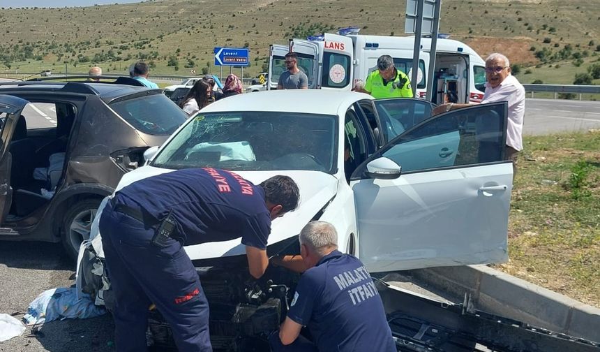 Akçadağ’da Kavşakta Korkutan Kaza! Yaralılar Var