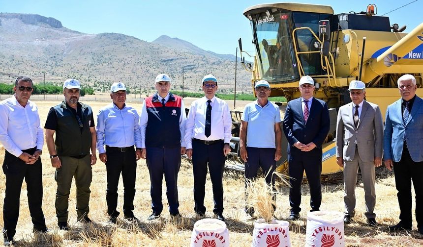 Yeşilyurt Belediyesi’nden Çiftçilere Arpa Desteği