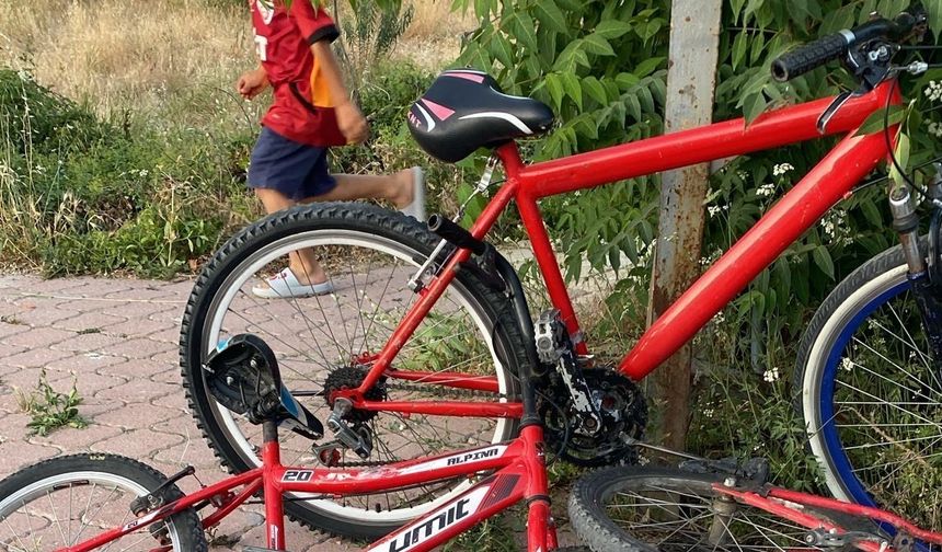 Malatya’da Feci Kaza! Kontrolden Çıkan Otomobil Bisikletli Çocuklara Çarptı