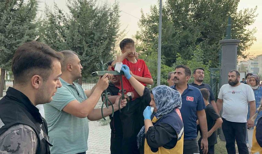 Malatya’da Çocuk Oyun Oynamak İsterken Demir Parmaklığa Saplandı