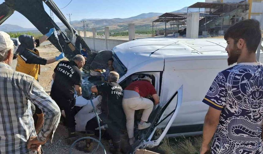 Akçadağ’da Freni Boşalan Araç Direğe Çarptı