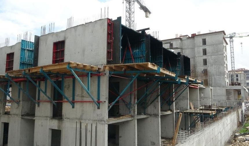 Malatya’da Kalıp Ustası Merdivenden Düşerek Yaralandı
